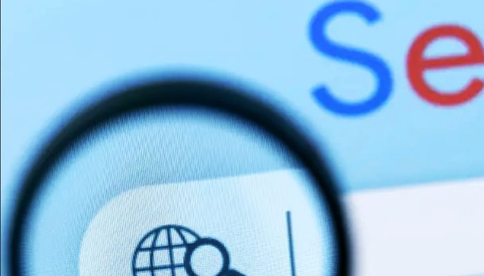 Concepto SEO servicios Barcelona con portátil y analíticas